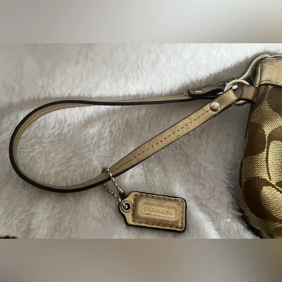Coach Wristlet with hangtag - Picture 8 of 10
